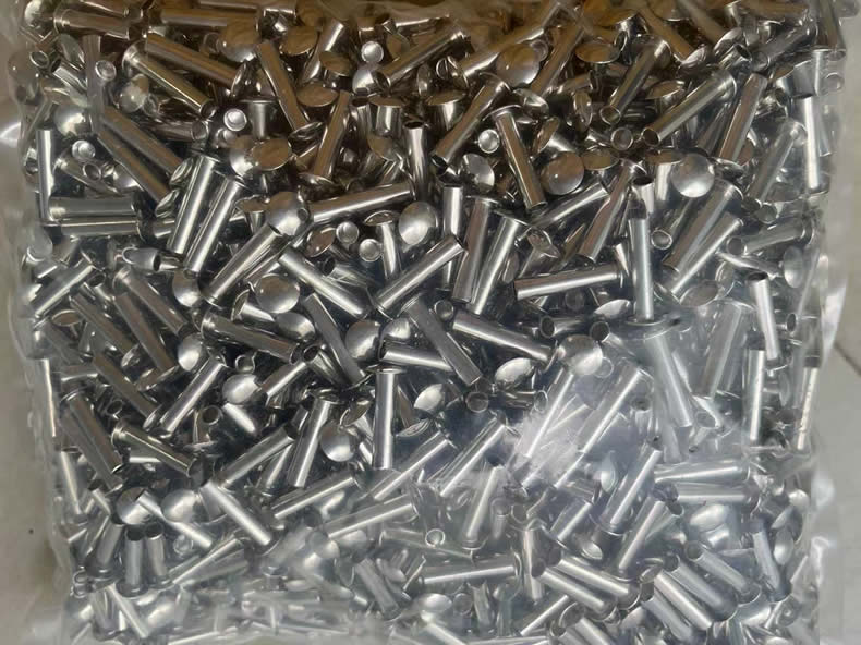 Nuote Metals versendet Halbrohrnieten nach Mexiko – Für Klappmöbel, 24-Stunden-Salznebel überstanden