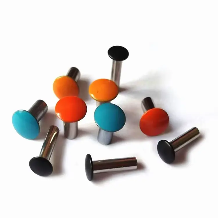 Bemalt farbenfrohe Nieten